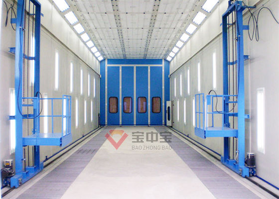 Homme d'ascenseur dans la cabine de jet de peinture de camion de chambre de peinture avec la plate-forme 3D de levage